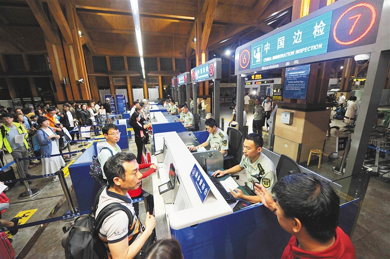 2018年5月1日，海南59国人员入境旅游免签政策实施以来，首个抵琼的国际航班。海南日报记者 袁琛 摄