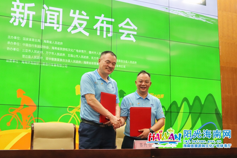 徐翔鸿代表组委会与儋州市政府副秘书长梁树华签约。