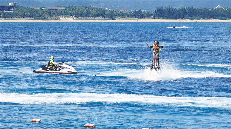 游客在蜈支洲岛体验“水上飞龙”项目。 记者 武威 摄.jpg