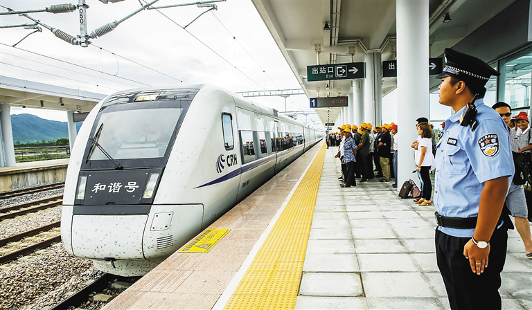 海南铁路迎来客流高峰 每天加开5个车次列车