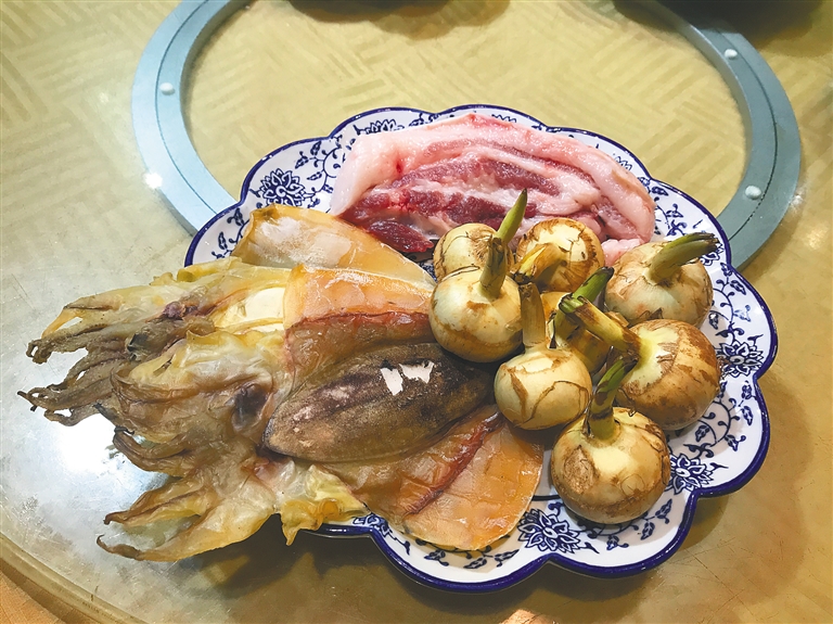 慈菇焖腩肉。 刘梦晓 摄.jpg