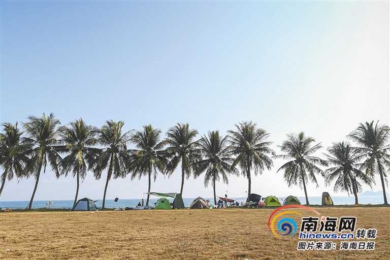 2月10日，万宁日月湾，游客在海边搭帐篷休息。本版图片均由本报记者 袁琛 摄.jpg