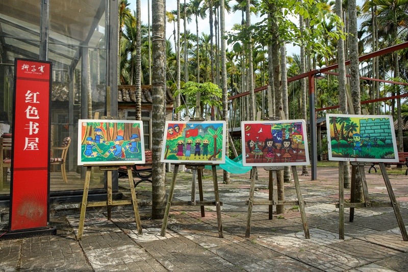 椰子寨农家乐红色书屋前摆放的红色题材画作