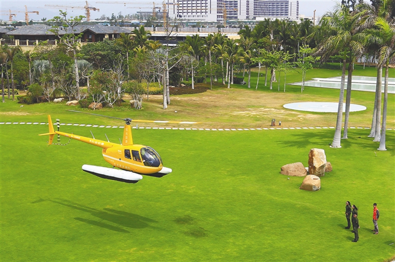 三亚亚龙通航直升机满载游客起飞。本报记者 武威 摄.jpg