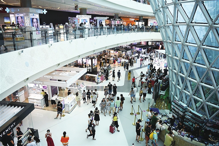 游客在三亚国际免税城“买买买”。沙晓峰 摄