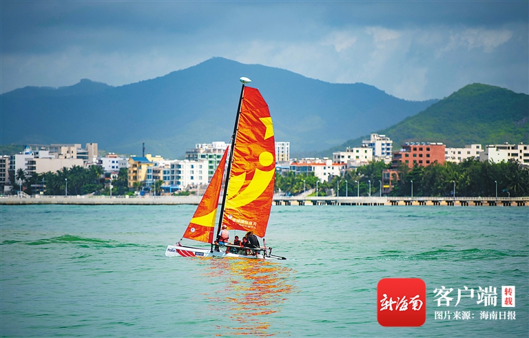 游客在三亚乘坐帆船游玩。海南日报记者 袁琛 摄.jpg