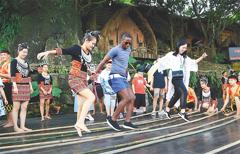 游客在海南槟榔谷黎苗文化旅游区游玩。 记者 王凯 通讯员 潘达强 摄.jpg