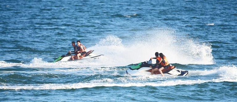 10月4日，游客在博鳌湾驾驶摩托艇游玩。 特约记者 蒙钟德 摄.jpg