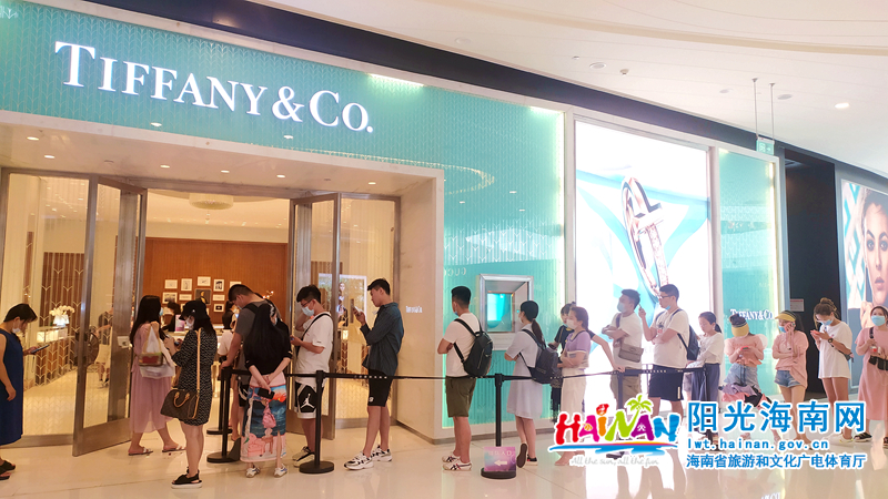 游客在三亚国际免税城购物 符月娇 摄.jpg