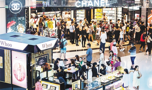 市民游客在三亚国际免税城选购商品