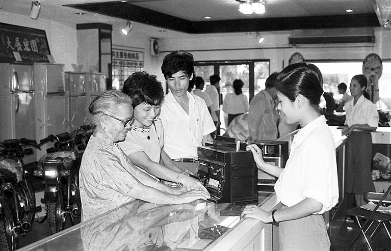 1987年，海口市华侨大厦免税商店，华侨在选购收录两用机。黄一鸣 摄.jpg
