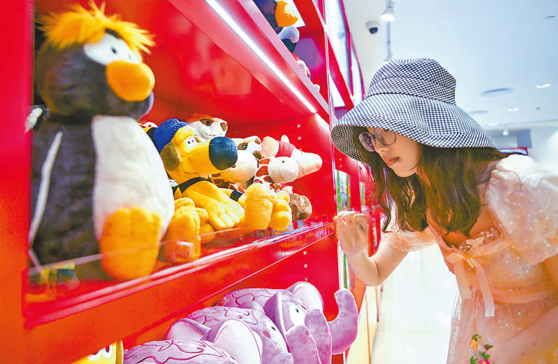 7月1日，海口日月广场免税店内，顾客正在选购毛绒玩具。康登淋摄（人民视觉）.jpg