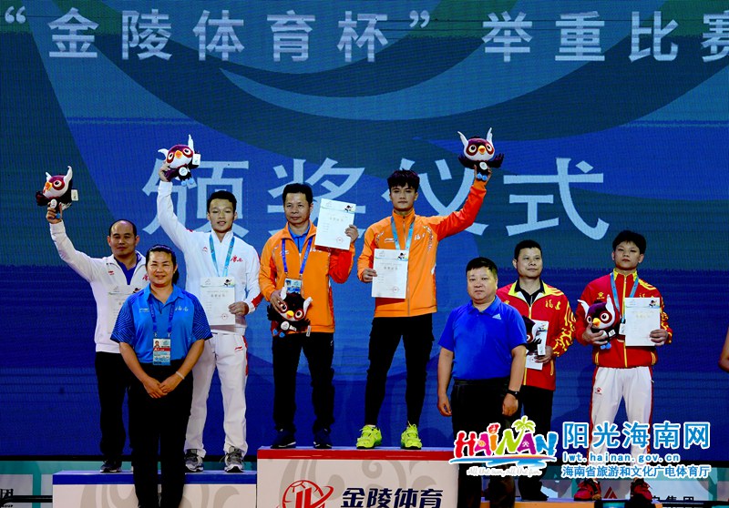 海南选手何岳基险夺二青会举重比赛乙组61公斤级金牌 李少雄 摄