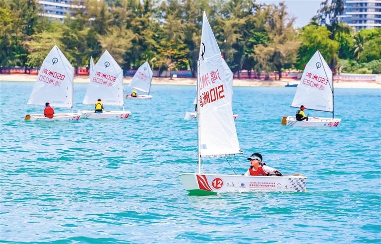 近日，2019青少年OP帆船国际城市联赛暨摩纳哥OP级帆船赛中国赛在三亚举行。 记者 武威 摄