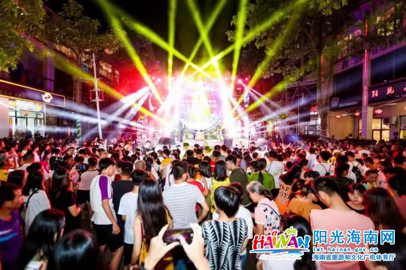 8月18日晚，首届屯昌美食音乐节暨荧光夜跑活动在屯昌美食文化街震撼开启。