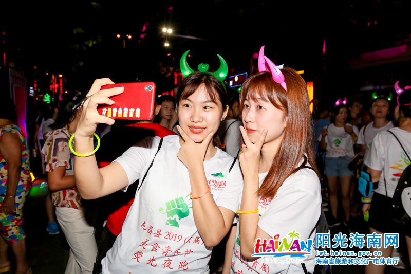 8月18日晚，首届屯昌美食音乐节暨荧光夜跑活动在屯昌美食文化街震撼开启。