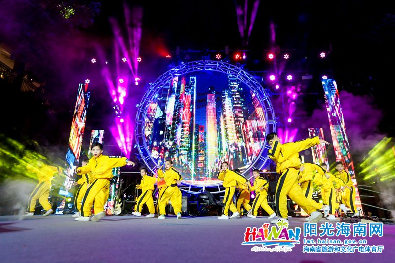 8月18日晚，首届屯昌美食音乐节暨荧光夜跑活动在屯昌美食文化街震撼开启