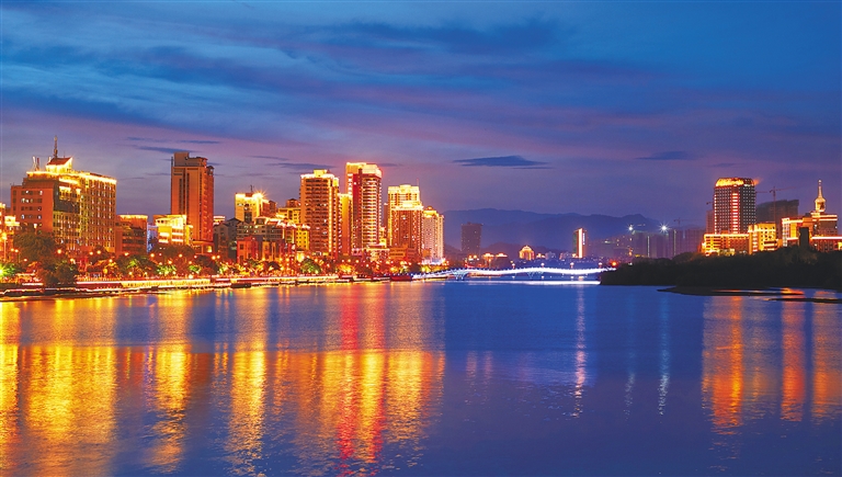 三亚河畔迷人的城市夜景。 记者 封烁 摄.jpg
