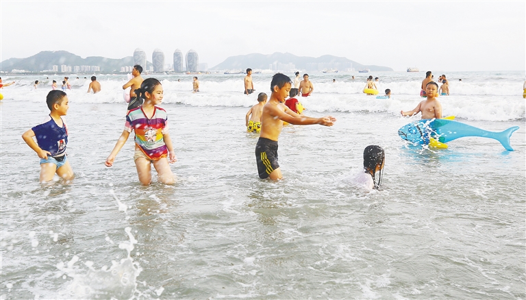6月25日，市民游客在三亚市三亚湾海边“洗龙水”。特约记者 陈文武 摄.jpg