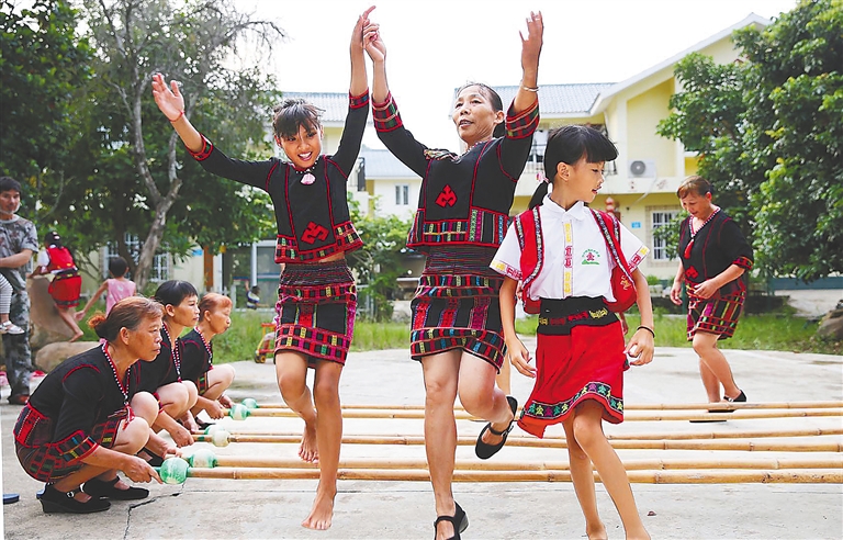 罗帅村黎族村民载歌载舞欢迎游客。 本版图片由海南天涯驿站提供