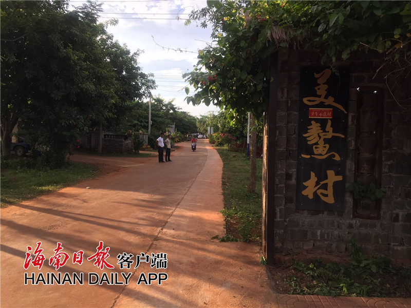 临高波莲镇美鳌村冷泉鱼疗引客来津津有味吃起旅游饭