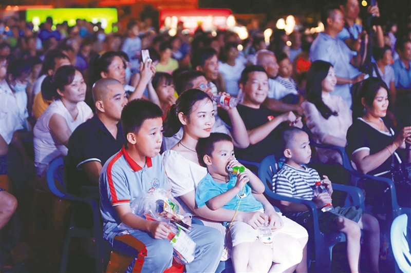 市民在观看2020海南（临高）丰收文化旅游节晚会。.jpg