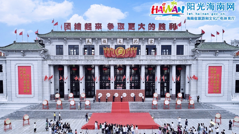 9月28日下午，观澜湖华谊冯小刚电影公社第五个景区——老北京景区开园仪式在电影公社民族文化宫广场举行。