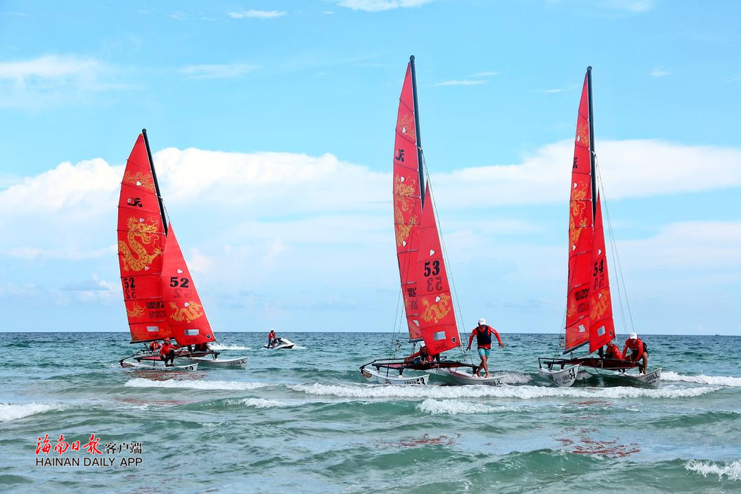2020万宁首届HOBIE16帆船环岛挑战赛在石梅湾扬帆。记者袁宇 摄.jpg