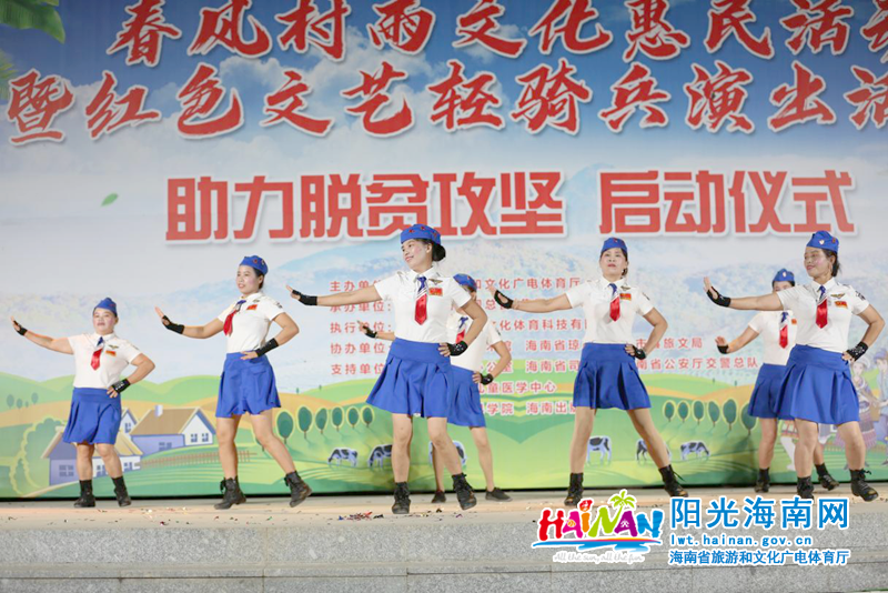 新风村村民带来的广场舞互动节目《记得咱家》。