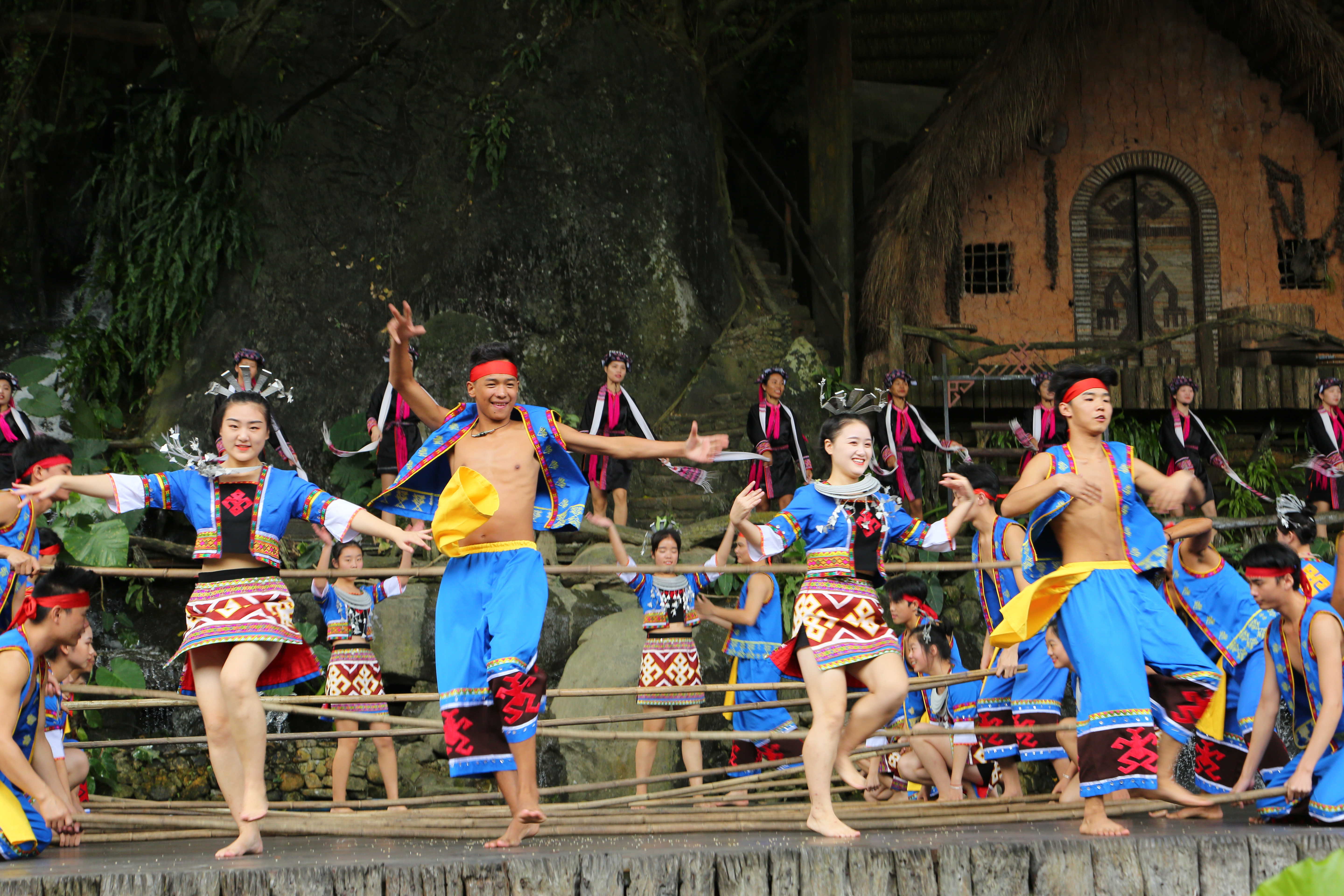 槟榔谷黎苗文化旅游区特色舞蹈表演