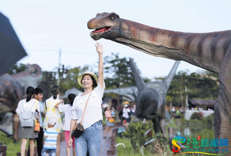 游客在三亚水稻国家公园恐龙科普教育基地游玩.jpg