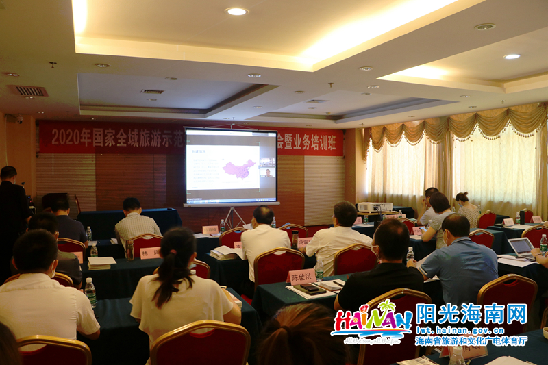 李柏文教授在北京通过远程视频为学员们授课.jpg