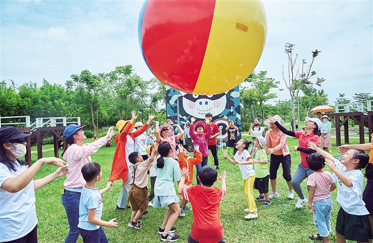 家长与小朋友在屯昌猪哈哈乐园参与户外拓展游戏。 见习记者 封烁 摄.jpg