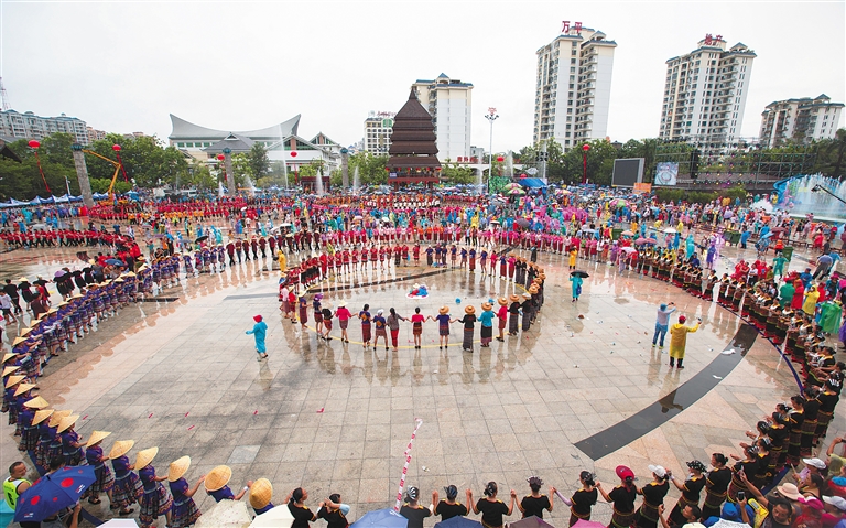 往届海南七仙温泉嬉水节，市民游客在保亭七仙广场嬉水。