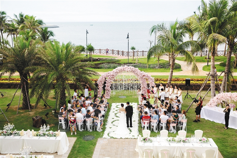 海口西海岸某五星级酒店举办的海边婚礼。张茂 摄.jpg