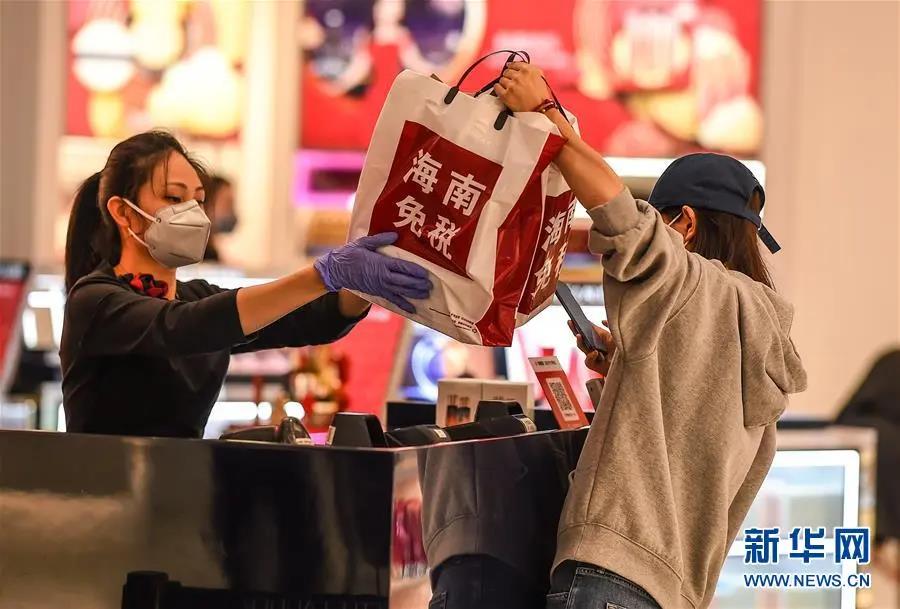 顾客在海口日月广场免税店内购物。蒲晓旭 摄　.jpg