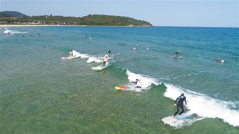 5月3日，万宁日月湾，冲浪客在浪尖跳跃、冲刺，享受假日时光。海南日报记者 袁琛 摄