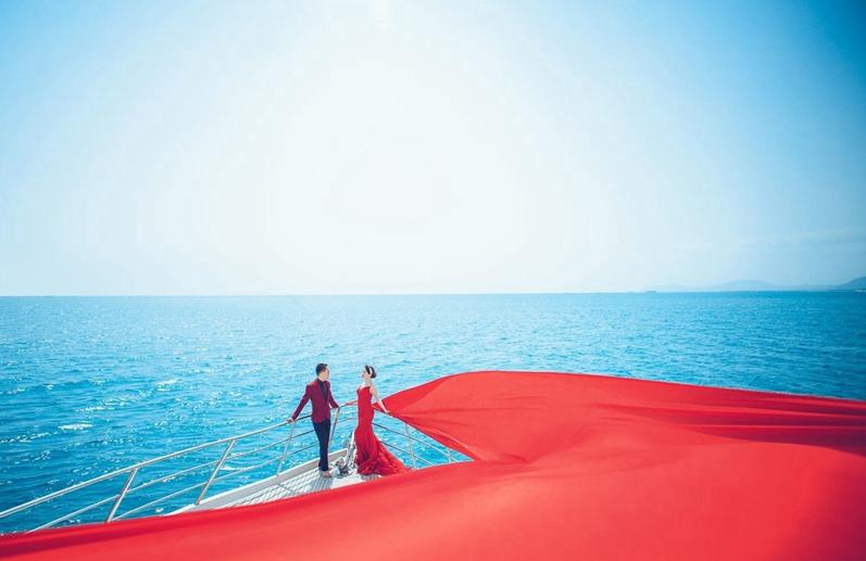 一对情侣在海边拍摄婚纱照