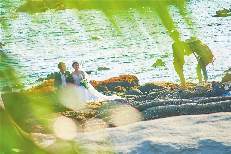三亚大小洞天景区，摄影师在为新人拍婚纱照。记者 封烁 摄.jpg