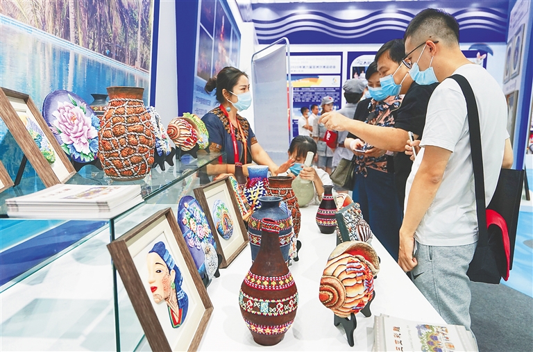 9月5日，在2020中国国际服务贸易交易会文化服务专题海南展馆，观众在了解特色彩雕。特派记者 武威 摄.jpg