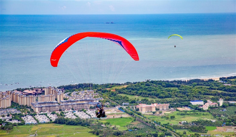 从陵水红角岭国际滑翔伞飞行营地起飞后可俯瞰原生态海岸线。封烁 摄