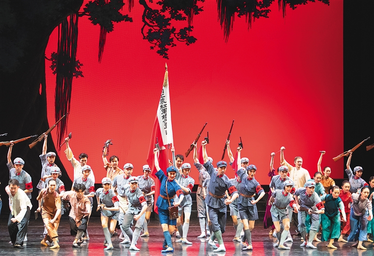 7月9日晚，芭蕾舞剧《红色娘子军》“不忘初心、牢记使命”主题教育专场演出在省歌舞剧院上演。图为演出剧照。 记者 宋国强 摄.jpg