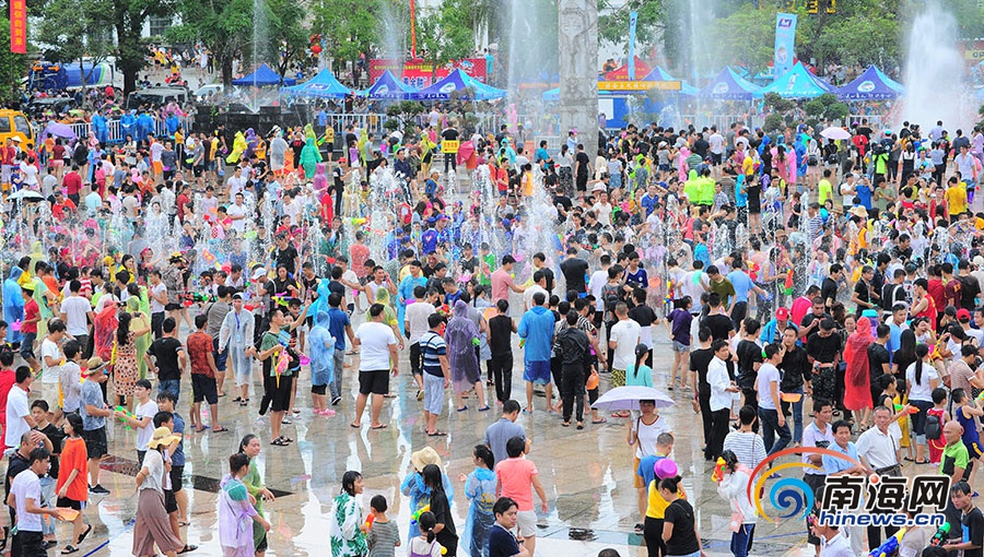 人们在七仙广场戏水狂欢。沙晓峰 摄