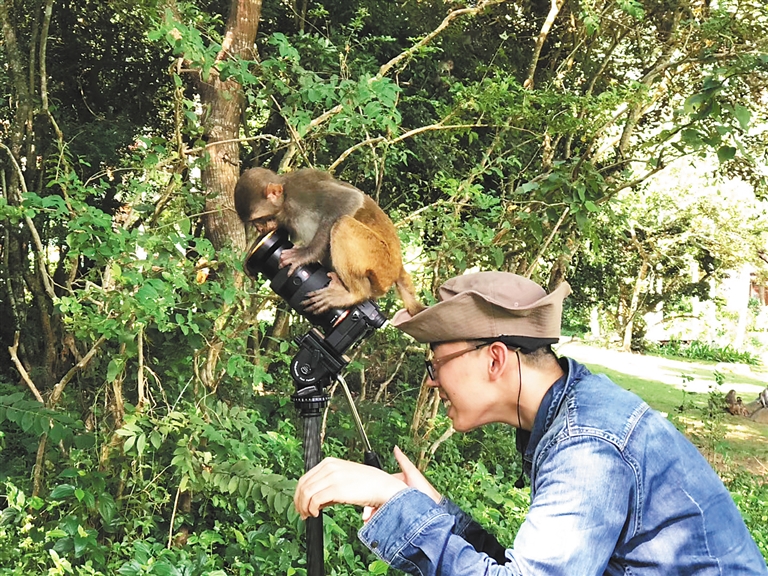 参加南湾猴岛生态科学影像研学营的学生在猴岛拍摄。（受访者供图）.jpg