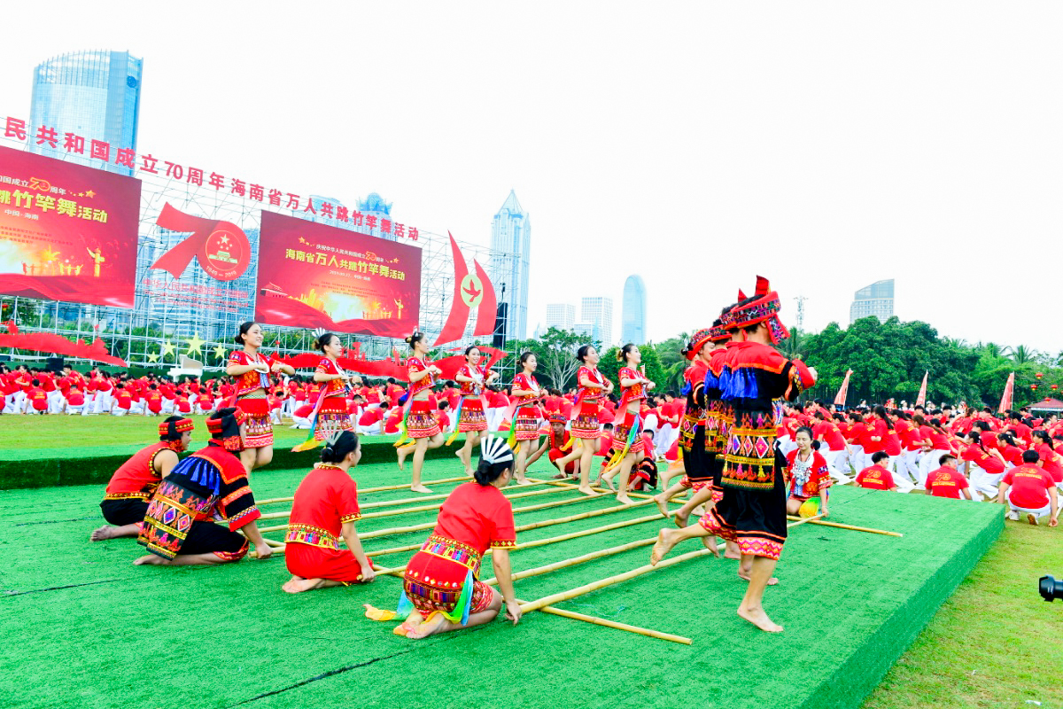 海南万人共跳竹竿舞活动在全省19个市县同时举行