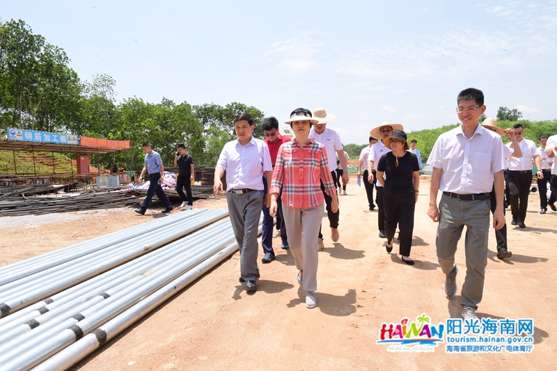 调研组实地了解琼中县营根河两岸建设开发项目事宜