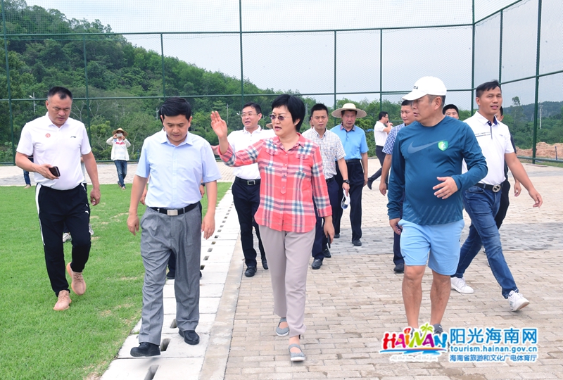 调研组在琼中县调研公共体育场标准田径跑道以及足球场项目建设事宜