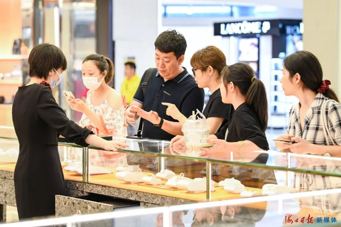 7月30日，在海口日月广场免税店，众多顾客前来选购商品。海口日报记者 王程龙 摄.png