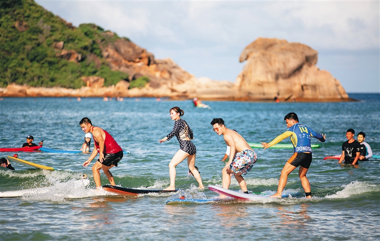 近日，游客在三亚后海学习冲浪。 新华社记者 张丽芸 摄.jpg