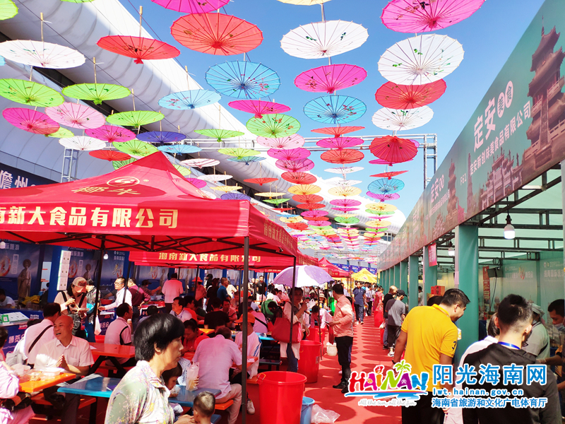 2019海南欢乐节美食博览会，吸引众多市民游客。 .jpg